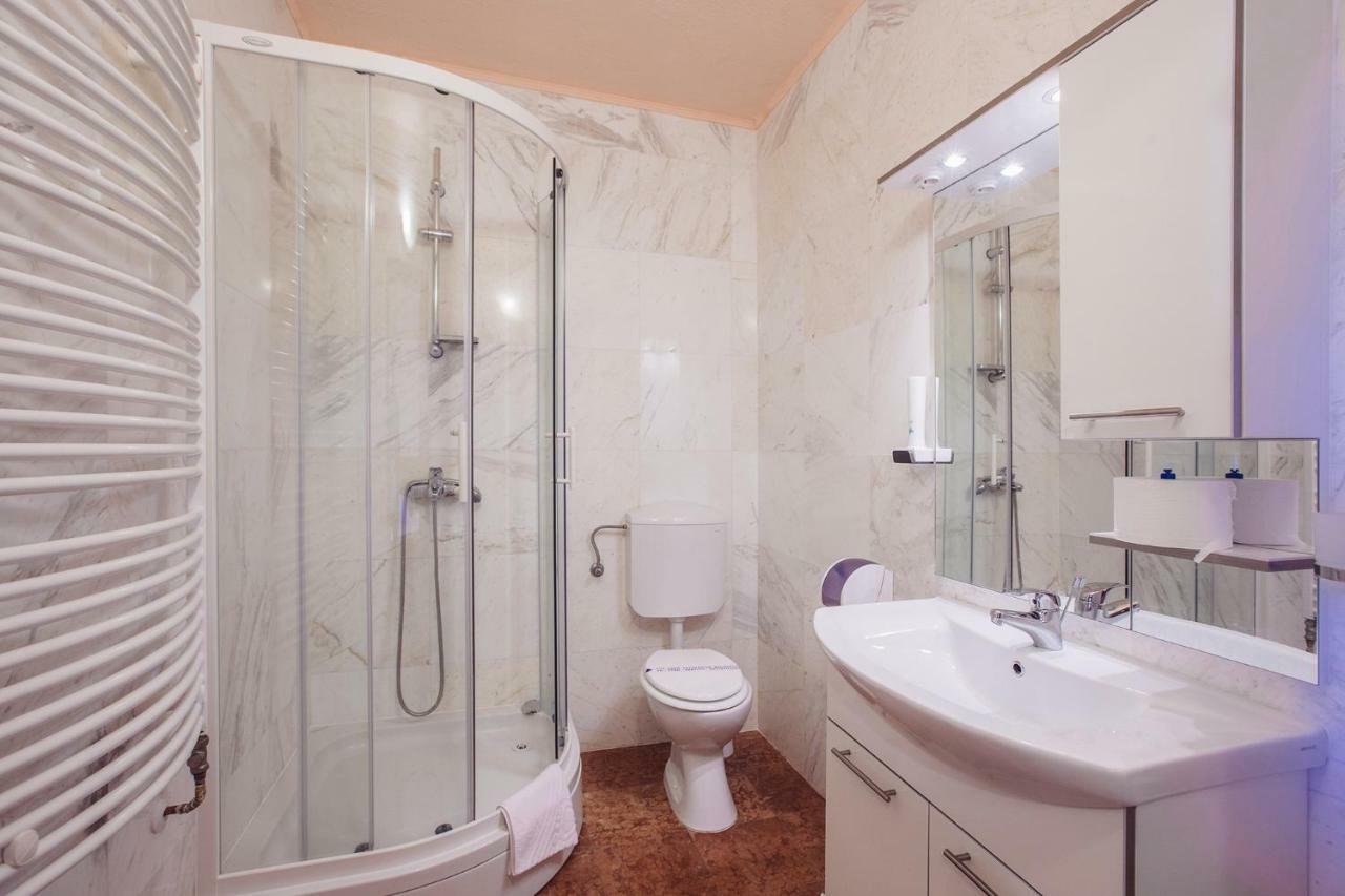 Apartmani I Sobe Dinko Starigrad Exterior photo